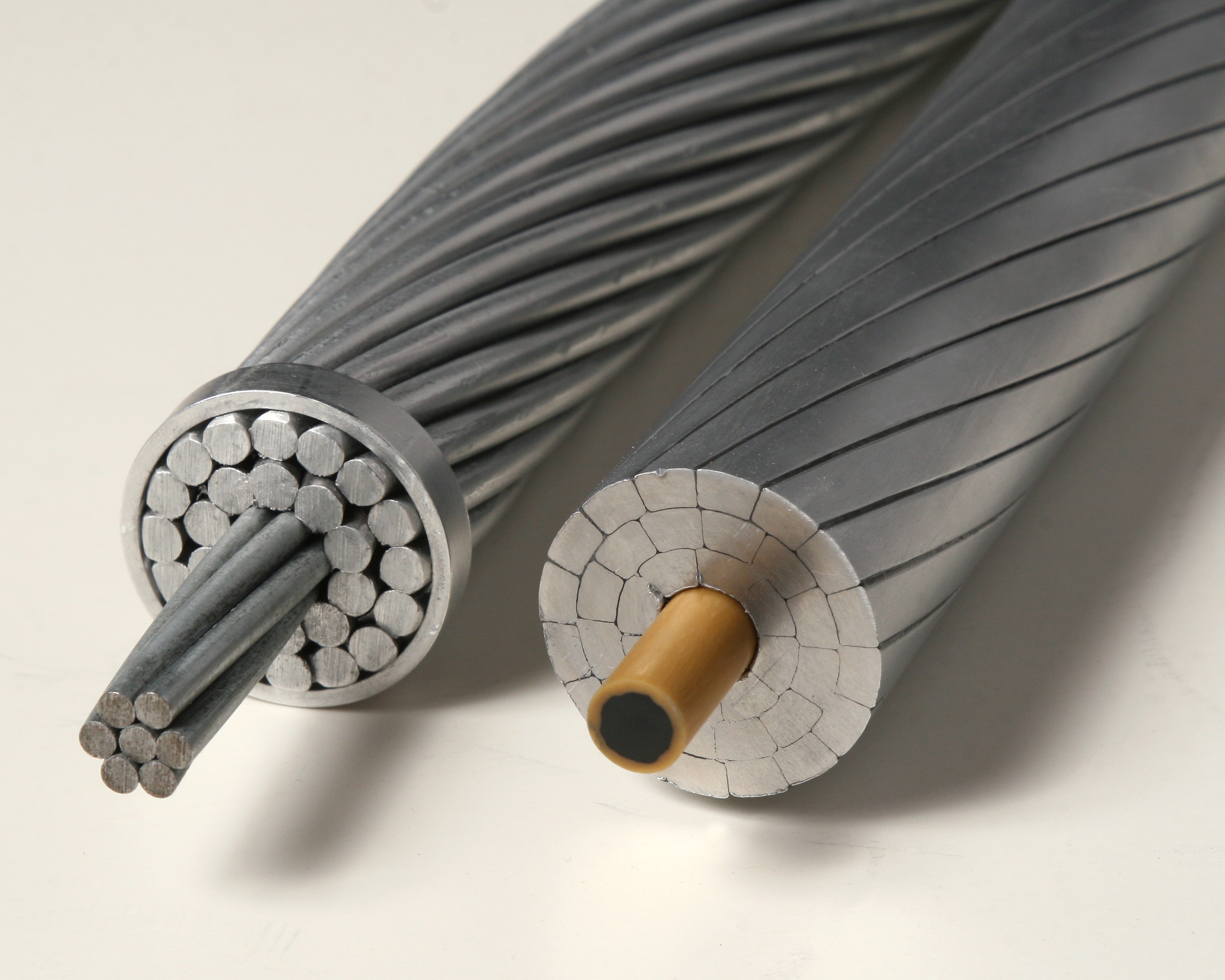 Revêtement aluminium Tube PBT de fibre optique composite le fil de masse de frais généraux